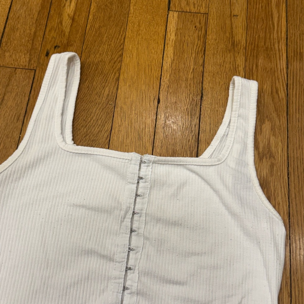 Caution To The Wind - White Ribbed Crop Top (M) - Picture 2 of 4